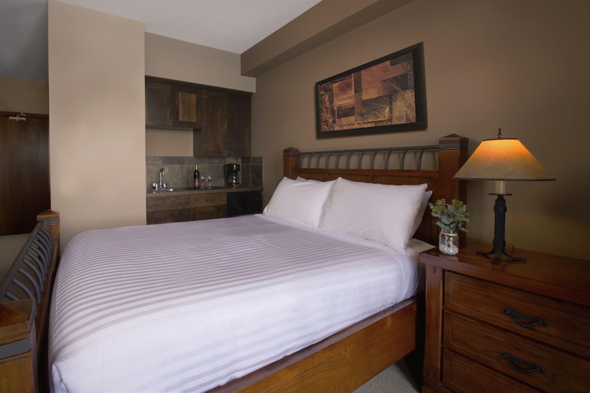 Glacier Mountaineer Lodge Golden Buitenkant foto
