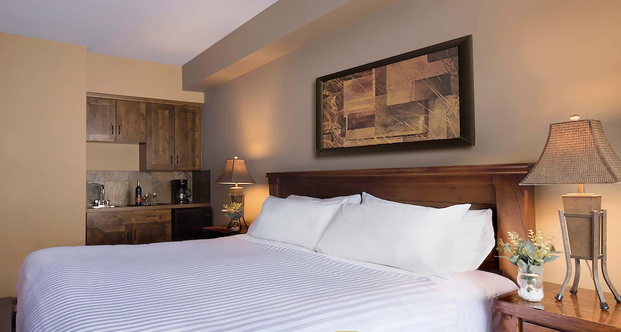 Glacier Mountaineer Lodge Golden Buitenkant foto