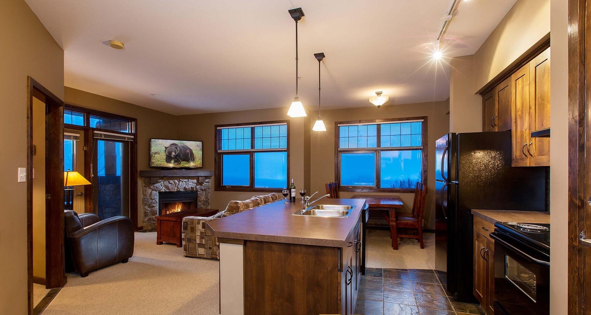 Glacier Mountaineer Lodge Golden Buitenkant foto