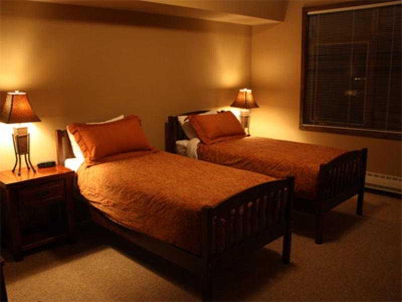 Glacier Mountaineer Lodge Golden Kamer foto