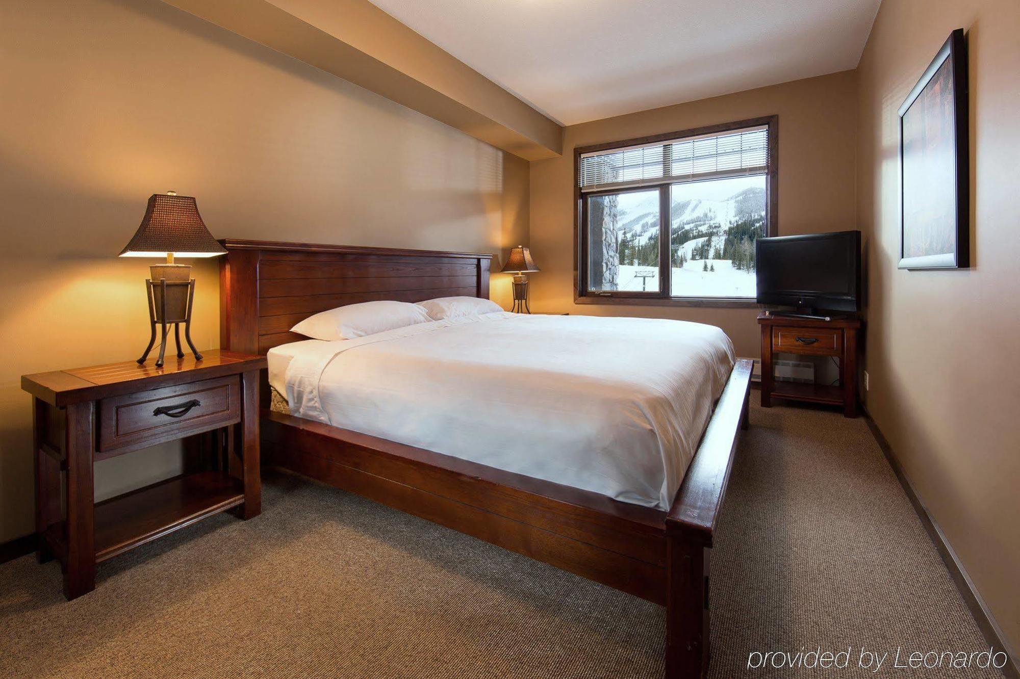 Glacier Mountaineer Lodge Golden Buitenkant foto